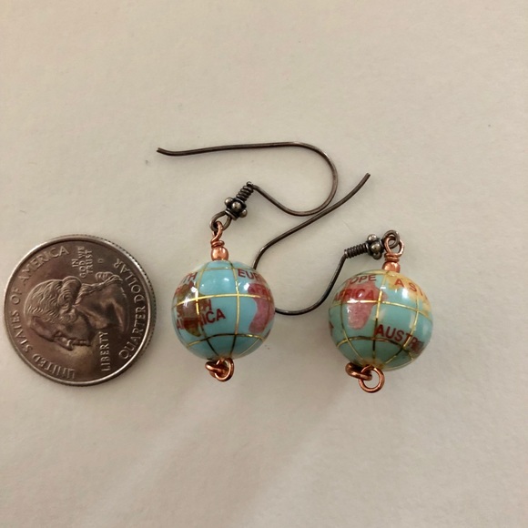 Globe hanging earrings - Picture 3 of 4